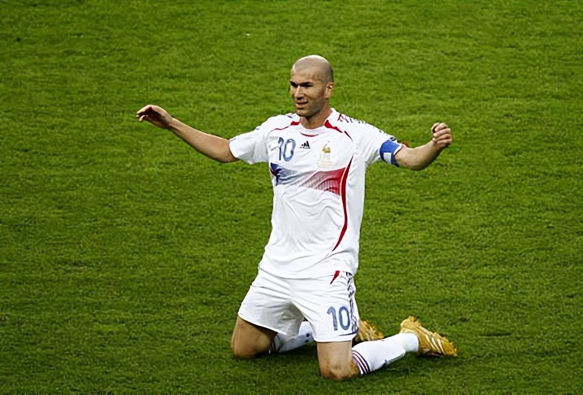 小苍解说视频-清晨欧冠传出新动向，皇家马德里远射贴柱，管理层表态：压力陡增，年轻球员得到机会的简单介绍