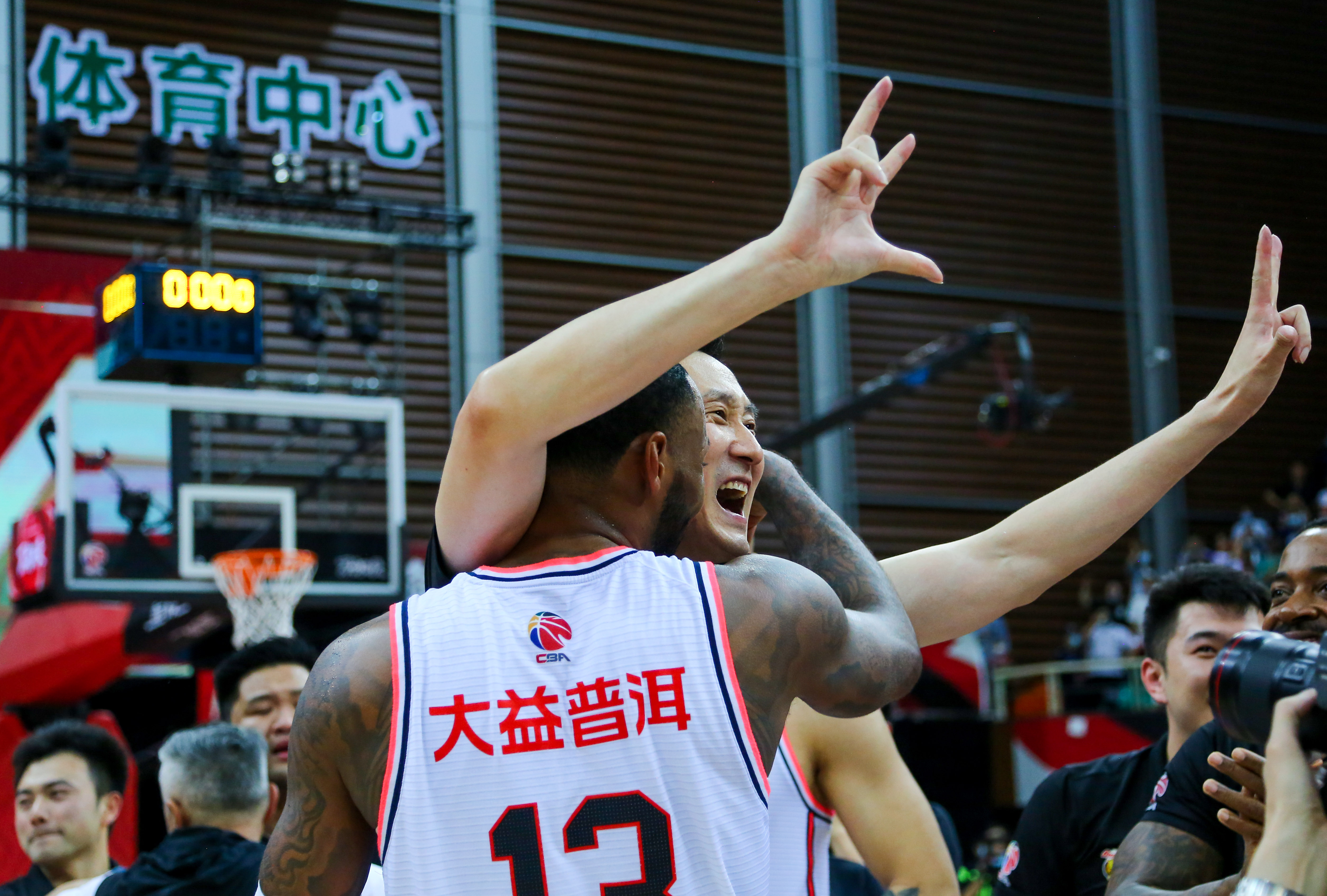 lol战争学院-拜仁慕尼黑关键时刻回应争议；志在CBA常规赛名次提升；信心回归；年轻球员得到机会的简单介绍