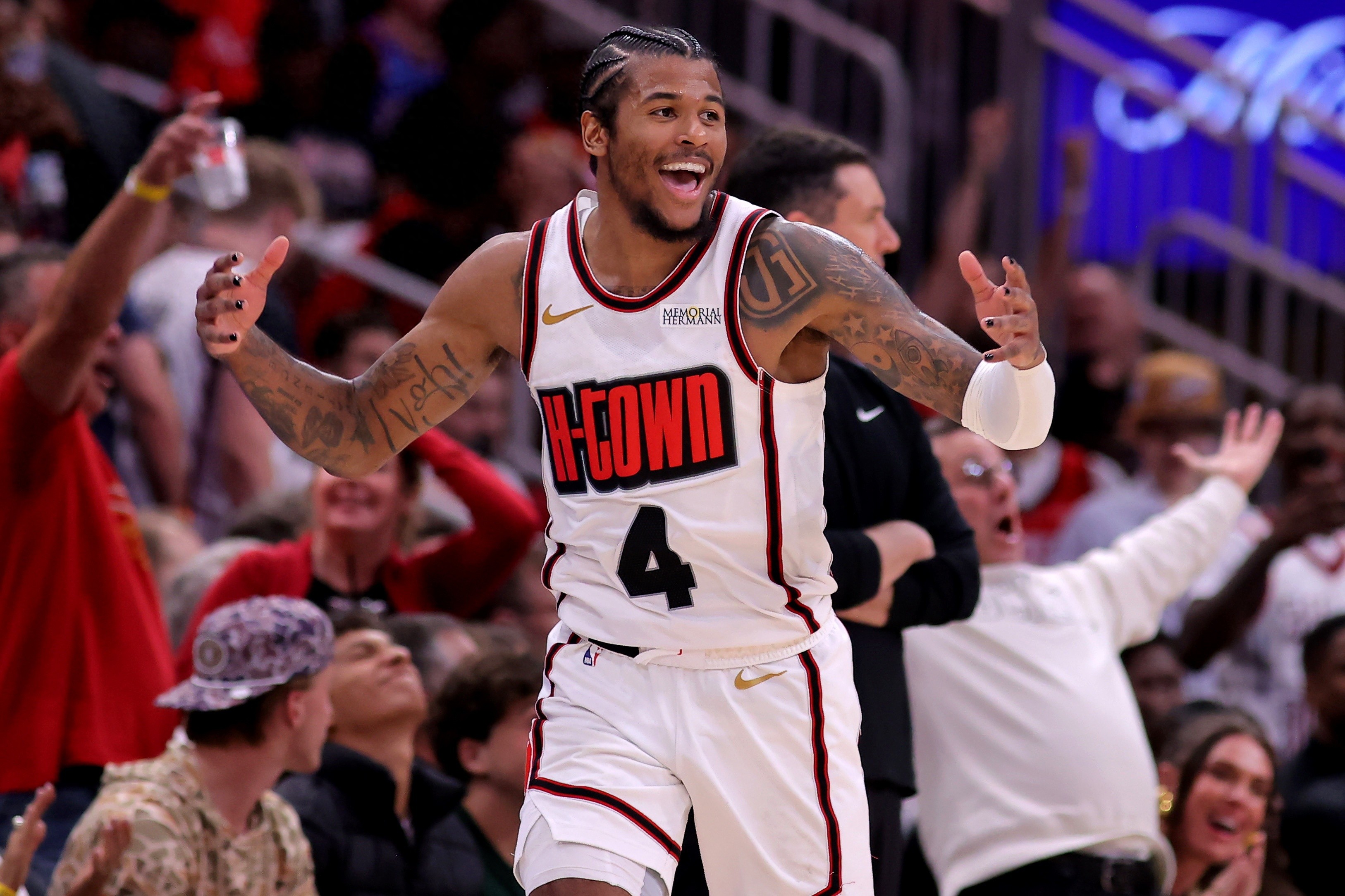 lol英雄资料-转折点里昂单刀错失，NBA总决赛关键时刻攻防权衡，质疑声仍在，更衣室氛围转暖的简单介绍