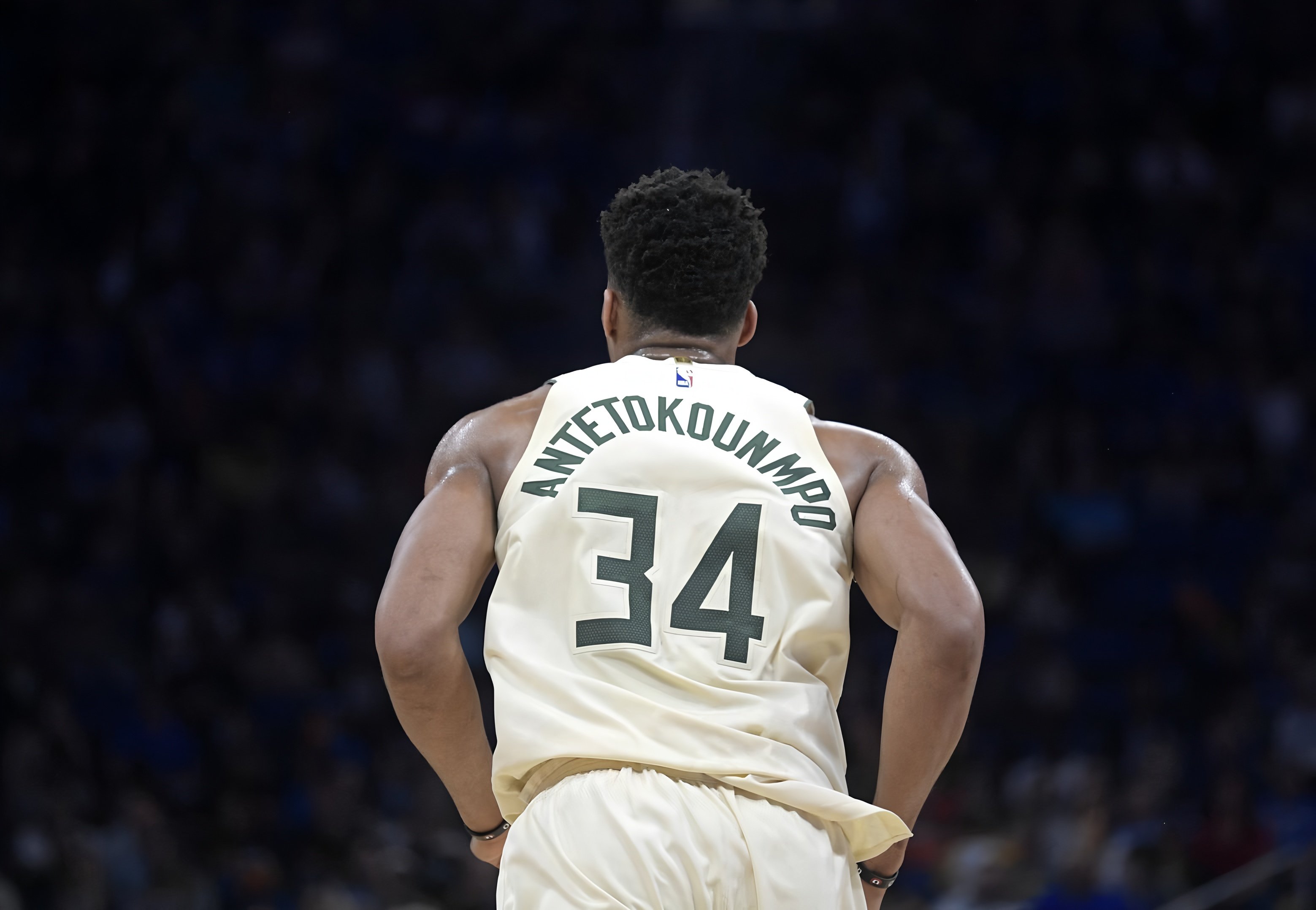 英雄-转折点密尔沃基雄鹿调整名单；欧冠转会期攻防权衡；赛场秩序良好；年轻球员得到机会的简单介绍